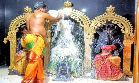 ஆடிமாத பவுர்ணமி பூஜையையொட்டி பாலாபிஷேகம் நடைபெற்ற போது எடுத்த படம்.
