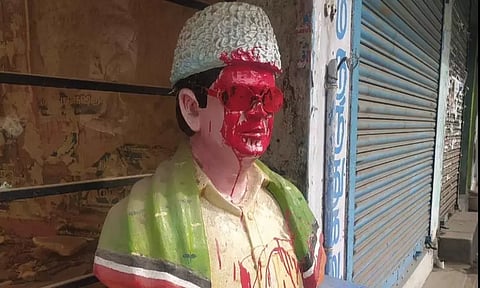 வண்ணாரப்பேட்டையில் எம்.ஜி.ஆர். சிலை மீது 'பெயிண்ட்' ஊற்றிய மர்மகும்பல்