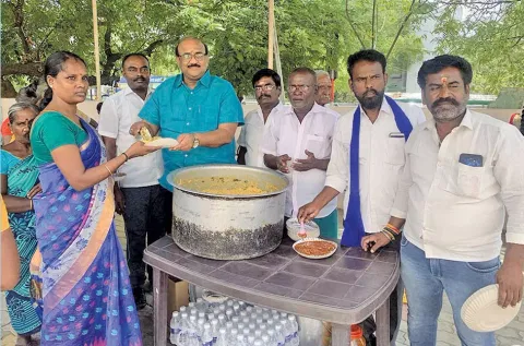 அன்னதானத்ைத டாக்டர் வெங்கடேஷ் தொடங்கி வைத்தபோது எடுத்த படம்.