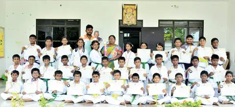 வெற்றிபெற்ற மாணவர்களை படத்தில் காணலாம்.