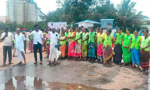 காரைக்கால் துறைமுகத்தை முற்றுகையிட்ட ஊழியர்கள்.