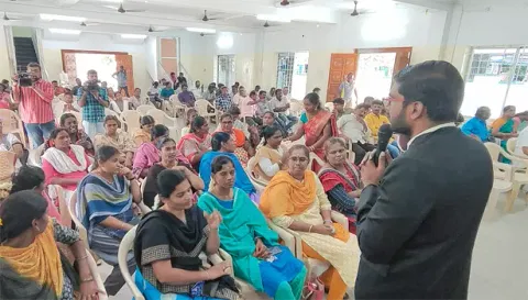 சேலம் லைன்மேடு காவலர் சமுதாய கூடத்தில் மாநகர போலீசாருக்கு மன அழுத்தத்தை போக்கும் பயிற்சி முகாம் நடந்தது. இதில் மனநல டாக்டர்  விவேகானந்தன் போலீசாருக்கு பயிற்சி வழங்கினார்.