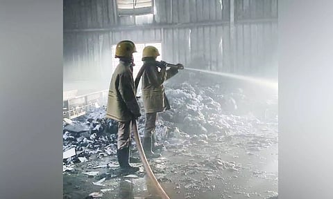 தீயணைப்பு வீரர்கள் தீயை அணைத்த காட்சி.