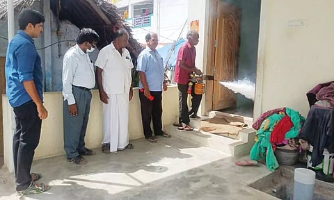தாளநத்தத்தில் டெங்கு தடுப்பு பணிகளில் சுகாதாரத் துறையினர் ஈடுபட்டுள்ளனர்.&nbsp;