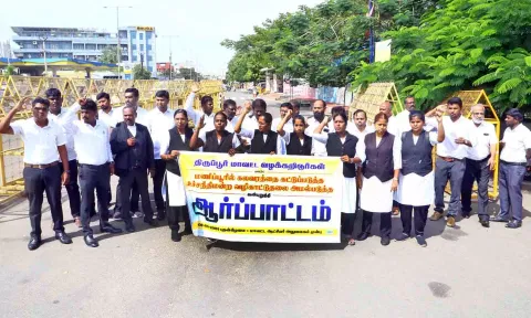 ஆர்ப்பாட்டத்தில் கலந்து கொண்டவர்களின் காட்சி.