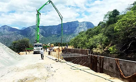 பொக்லைன் எந்திரங்கள் மற்றும் ராட்சத கிரேன் மூலம் பணிகள் முழு வீச்சில் நடைபெறும் காட்சி.