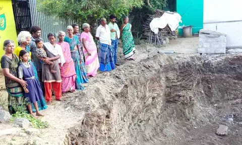 போக்குவரத்திற்கு இடையூறு ஏற்படும் வகையில் பள்ளம் தோண்டி காட்சி.