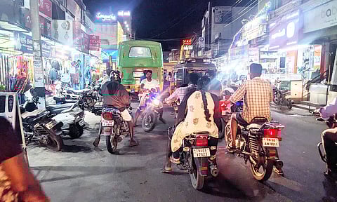 போக்குவரத்து நெரிசலால் ஊர்ந்து செல்லும் வாகனங்கள்.