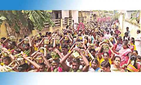 பெண்கள் பால்குடம் எடுத்து நேர்த்திக்கடன்