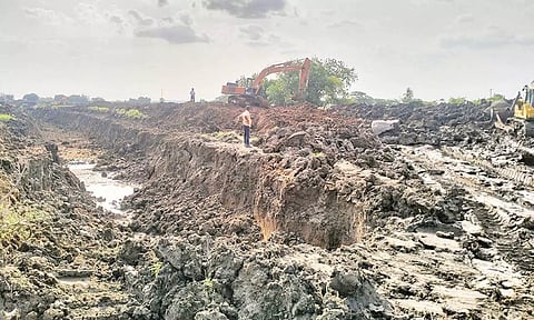 வாய்க்கால் வெட்டும் பணி 8-வது நாளாக நடைபெற்றது.