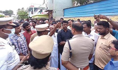 போராட்டம் நடத்த திரண்ட பொதுமக்களிடம் போலீசார் பேச்சுவார்த்தை நடத்திய காட்சி