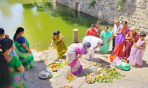 திண்டுக்கல் கோட்டை குளத்தில் பெண்கள் சிறப்பு வழிபாடு செய்தனர்.