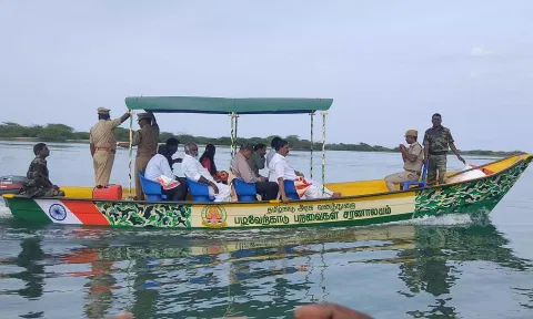 வனத்துறையினர் அனுமதி மறுப்பால் பணி நிறுத்தம்- பழவேற்காடு முகத்துவார பகுதியில் படகில் சென்று அமைச்சர் ஆய்வு