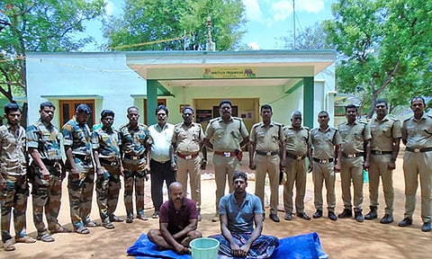 கைதான 2 பேரையும், அவர்களை பிடித்த வனத்துறையினரையும் காணலாம்.