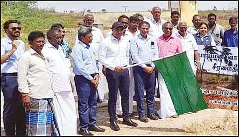 கோரம்பள்ளம் வாய்க்காலில் சீரமைப்பு பணியை கலெக்டர் செந்தில்ராஜ் தொடங்கி வைத்தபோது எடுத்தபடம்.