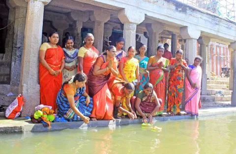 நெல்லை குறுக்குத்துறை தாமிரபரணி ஆற்றில் சிறப்பு வழிபாட்டில் ஈடுபட்ட பெண்களை படத்தில் காணலாம்.