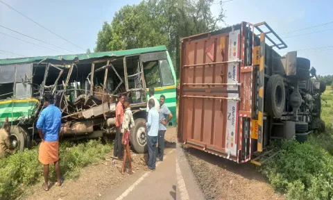 விபத்தில் சேதமடைந்த பஸ். கவிழ்ந்து கிடந்த லாரி.