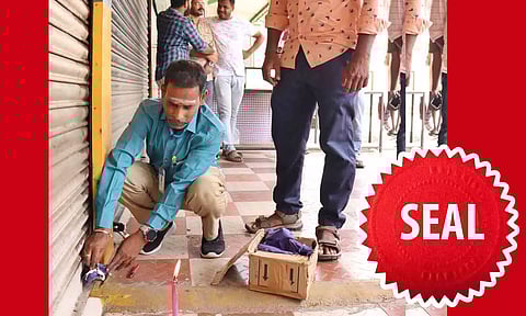 வாடகை பாக்கியுள்ள ஒரு கடைக்கு அதிகாரி 'சீல்' வைத்த காட்சி.