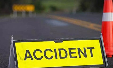 கோத்தகிரியில் நடைபாதையில் நிற்கும் வாகனங்களால் விபத்து ஏற்படும் அபாயம்