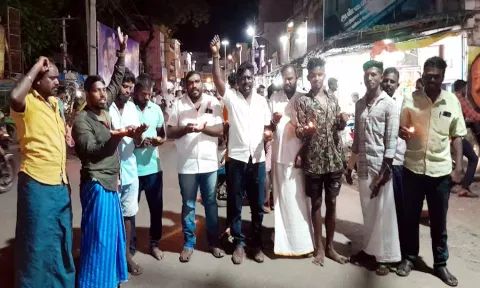 கோவிலை இடித்ததை எதிர்த்து கையில் அகல் விளக்கு ஏந்தி போராட்டம் நடத்திய காட்சி.