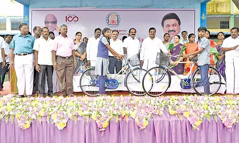 மாணவர்களுக்கு  மிதிவண்டிகளை அமைச்சர் சிவ.வீ.மெய்யனாதன் வழங்கினார்.