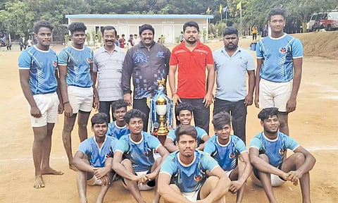 கபாடி போட்டியில் 2-ம் இடம் பெற்று கோப்பை வென்ற கலாம் கல்லூரி மாணவர்கள்.
