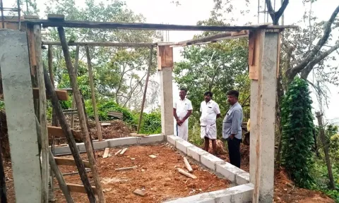 கட்டிட பணிகளை பேரூராட்சி ஊழியர்கள் ஆய்வு செய்தனர்.