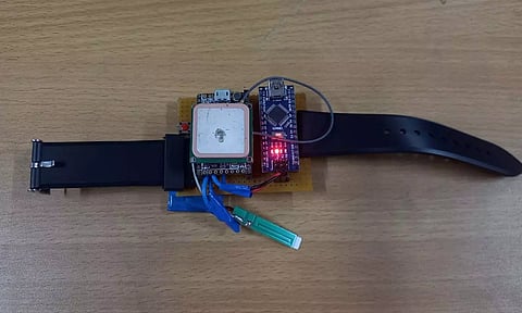 பெண்களுக்கு எதிரான பாலியல் வன்கொடுமையை தடுக்கும் கடிகாரம்- விழுப்புரம் மாணவிகள் கண்டுபிடிப்பு