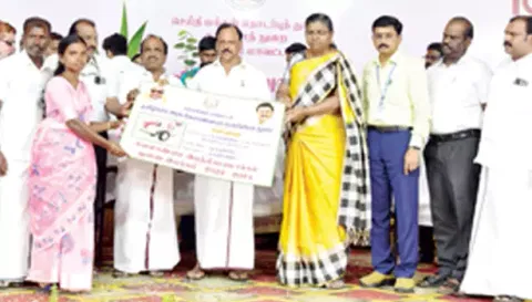 விழாவில் நலத்திட்ட உதவிகளை கலெக்டர் உமா வழங்கிய காட்சி. அருகில் சேந்தமங்கலம் பொன்னுசாமி எம்.எல்.ஏ. மற்றும் பலர் உள்ளனர்.