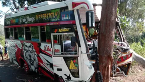 கொல்லிமலையில் இன்று காலை சுற்றுலா வேன் மரத்தில் மோதி விபத்து