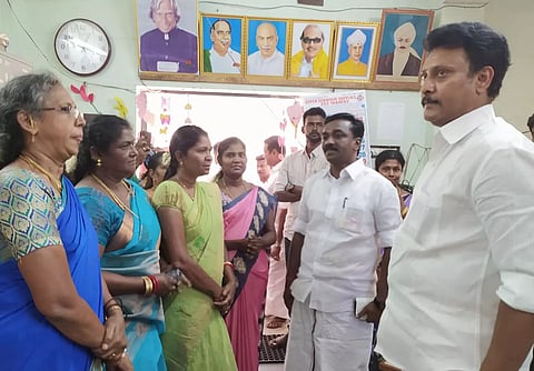 ஆசிரியைகளிடம் குறைகள் குறித்து அமைச்சர் அன்பில் மகேஷ் பொய்யாமொழி கேட்டறிந்தார்.