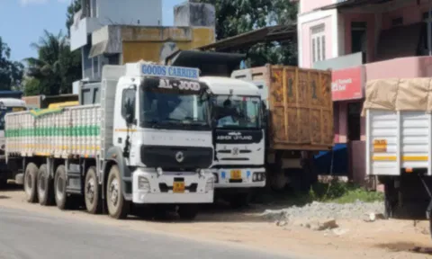 களியக்காவிளை அருகே கேரளாவுற்கு கனிம வளங்கள் கடத்த முயன்ற 4 வாகனங்கள் பறிமுதல்