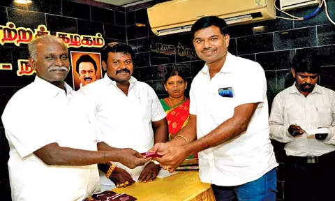 விழாவில் ஆறுமுகநேரி பேரூராட்சி துணைத் தலைவர் கல்யாணசுந்தரம், நகர தி.மு.க இளைஞரணி அமைப்பாளர் வெங்கடேசனுக்கு பரிசு வழங்கிய போது எடுத்த படம். அருகில் நகர செயலாளர் நவநீத பாண்டியன் உள்ளார்.