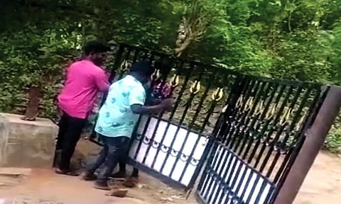 குண்டாறு அணைக்கு மேல் ஆபத்தான பயணத்தை தடுக்க அமைக்கப்பட்ட கதவை அகற்றிய மர்ம நபர்கள் யார்?-அதிகாரிகள் விசாரணை