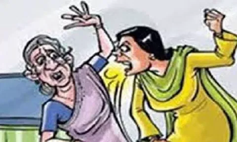 செல்போனில் ஜாடை பேசியதாக நினைத்து மாமியார் மண்டையை உடைத்த மருமகள்