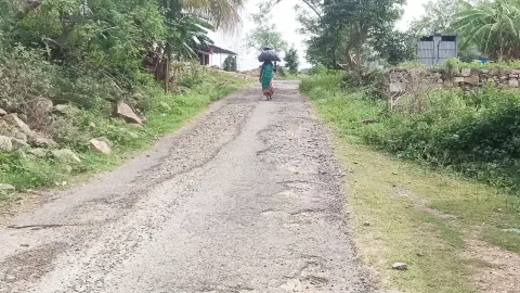 அடிப்படை வசதிகள் கிடைக்காமல் தவிக்கும் கம்மம்பட்டி ஊராட்சி கிராம மக்கள்