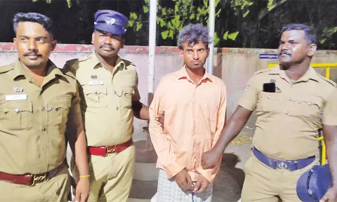 கைது செய்யப்பட்டு நீதிமன்றம் அழைத்துவரப்பட்ட ராஜகோபால்.