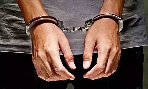 மதுகுடித்த போது ஆம்லேட் அதிகமாக சாப்பிட்டதால் வாலிபர் கொலை - உறவினர் கைது