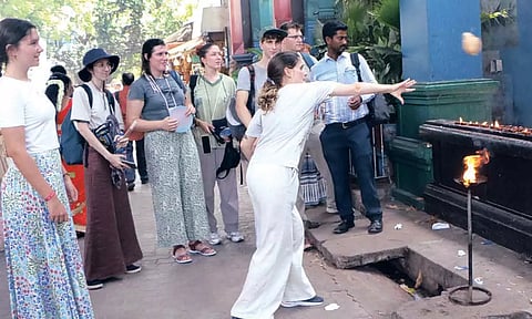 புதுச்சேரி மணக்குள விநாயகர் கோவிலில் ஸ்பெயின் நாட்டினர் தேங்காய் உடைத்து வழிபாடு