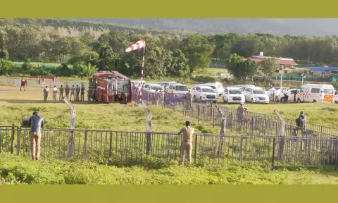 ஹெலிகாப்டரில் வந்திறங்கும் மசினகுடியில் போலீசார் கண்காணிப்பு பணியில் ஈடுபட்டிருந்த காட்சி.