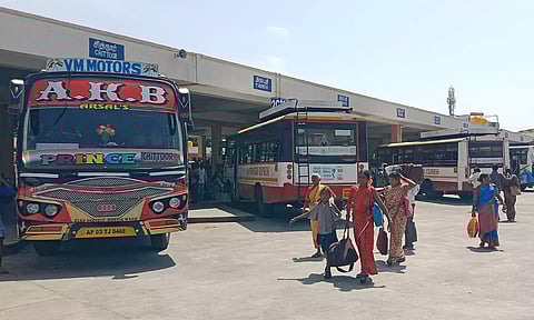 ஆந்திரா செல்லும் பஸ்கள் வேலூர் புதிய பஸ் நிலையத்தில் நிறுத்தி வைக்கப்பட்டுள்ள காட்சி