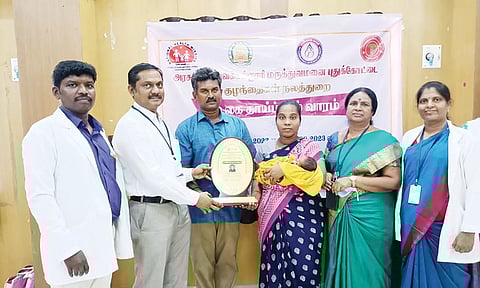 சம்சாத் பேகத்திற்கு மருத்துவமனை டீன் (பொ) ராஜ்மோகன் கேடயம் வழங்கி பாராட்டிய காட்சி.