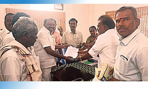 அம்மன்பட்டி ரவிச்சந்திரன் பொறுப்பு சேர்மனாக பொறுப்பேற்று கொண்ட போது எடுத்த படம்.