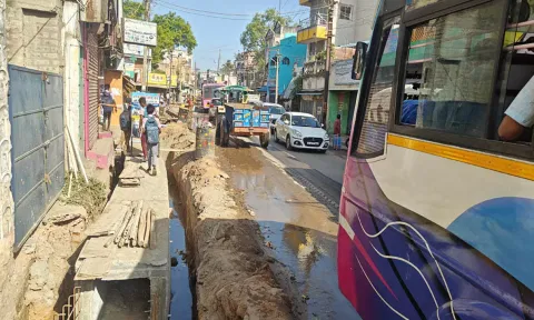 நெல்லிக்குப்பத்தில் சாலை ஓரத்தில் வடிகால் வாய்க்கால் பாதுகாப்பு இல்லாமல் அமைப்பதால் பள்ளி மாணவர்கள் ஆபத்தான பயணத்தை மேற்கொள்ளும் காட்சி