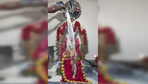நன்செய்இடையாறு மகாமாரியம்மன் கோவிலில் பால் அபிஷேகம்