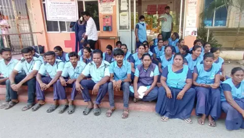 நாமக்கல் அரசு மருத்துவமனையில் தர்ணா போராட்டத்தில் ஈடுபட்ட தூய்மை பணியாளர்கள்.