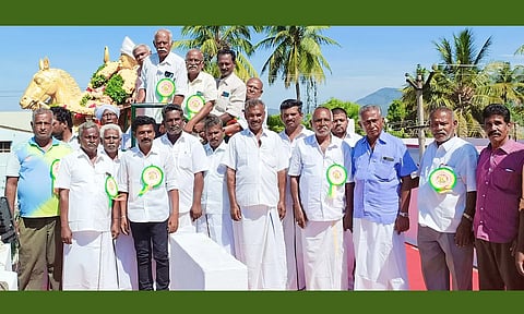 தீரன் சின்னமலை சிலைக்கு கவுண்டர் மகாஜன சங்கம் சார்பில் மாலை அணிவித்து மரியாதை செலுத்தப்பட்டது.