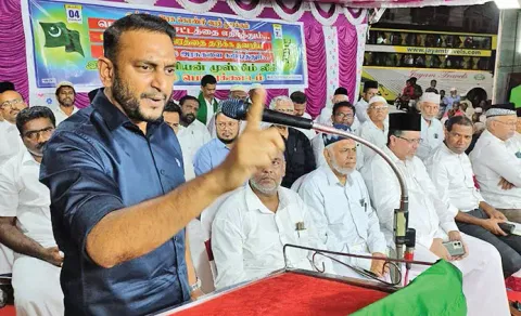 கூட்டத்தில் கேரள மாநில முஸ்லிம் லீக் இளைஞரணி பொதுச்செயலாளர் பெரோஸ் பேசியபோது எடுத்த படம்.