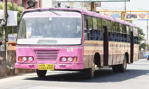 என்ஜினில் உள்ள டியூப் வெடித்து பழுதான பஸ்சை படத்தில் காணலாம்.