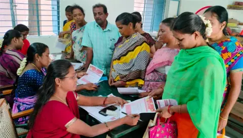 மகளிர் உரிமைத்தொகை பெறுவதற்காக 2-வது கட்டமாக விண்ணப்பங்கள் பதிவு செய்யும் பணி இன்று தொடங்கியது. சேலம் முள்ளுவாடி கேட் பகுதியில் உள்ள அரசு நடுநிலைப் பள்ளியில் விண்ணப்பங்களை பதிவு செய்ய திரண்ட பெண்கள்.&nbsp;